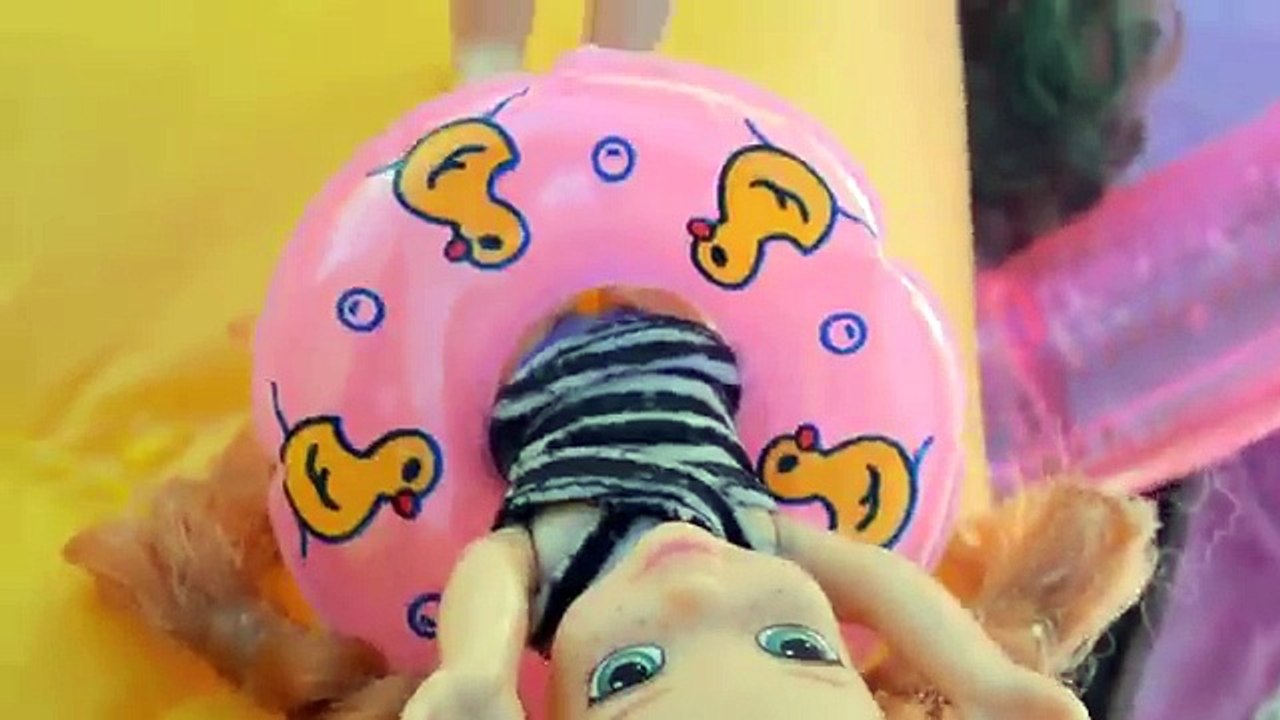 Anna and Elsa Toddlers take Swimming Lessons Turtle Pool Mermaids Ariel # 1 Frozen TV Toys In Action