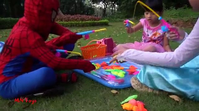 Siêu Nhân Nhện Nhí và Nữ Hoàng Elsa Bơm Bóng Bay Chơi Câu Cá Ăn kẹo Mút MN Toys