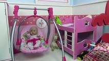 Habitación de la bebé Lucía litera, hamaca y armario para bebés de juguete
