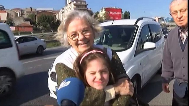 Duman Kaplayan Araçtan Kendilerini Dışarı Zor Attılar