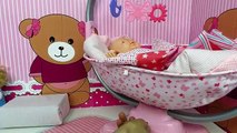 La muñeca bebé Ana se cae de su nueva cama Los mejores juguetes de muñecas Mundo Juguetes