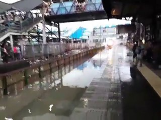 Le passage dun train dans une gare inondée à Bombay