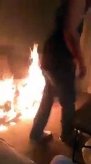 Après une dispute avec son mari, une femme décide de mettre le feu à leur canapé !