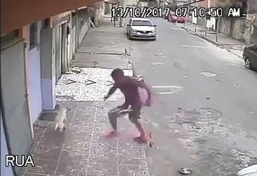 Un chien fait pipi sur le dos d'un homme en pleine rue ! LOL