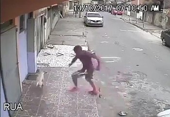 Un chien fait pipi sur le dos d'un homme en pleine rue ! LOL