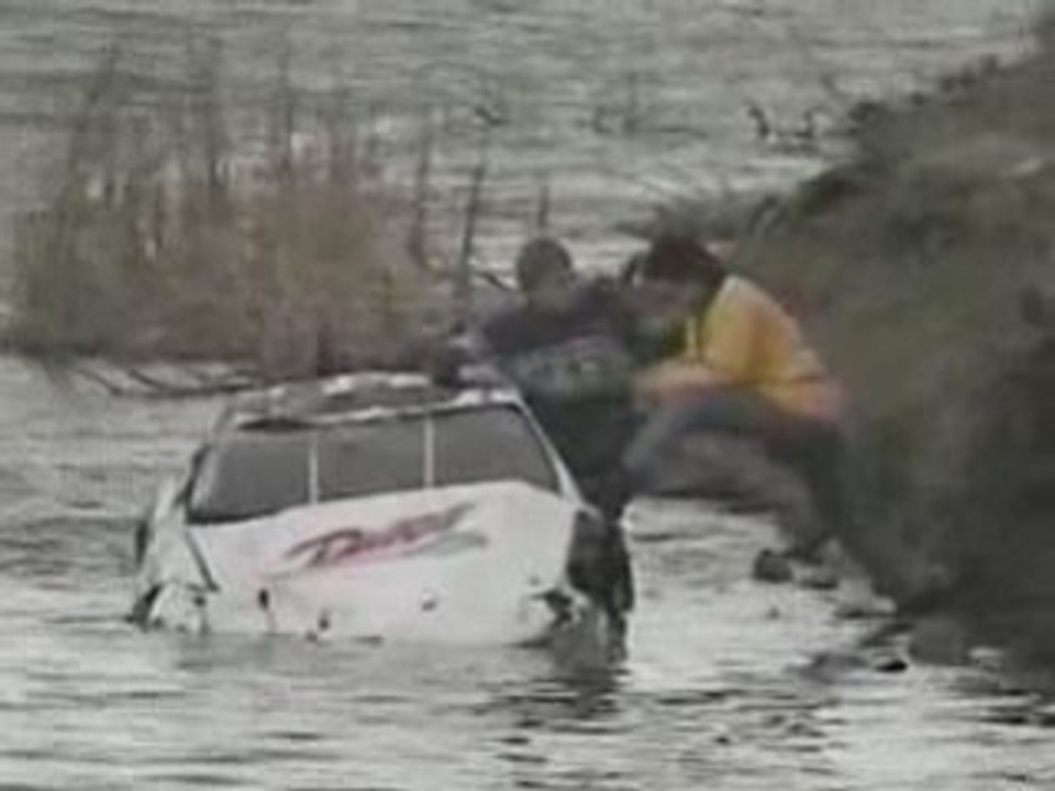 une voiture tombe dans l'eau