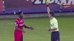 Football : Un joueur fait une blague à l’arbitre et se prend un carton jaune (Vidéo)