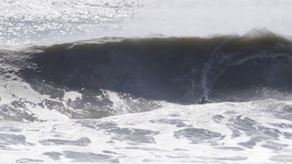 Ils surfent les vagues de l'ouragan Maria