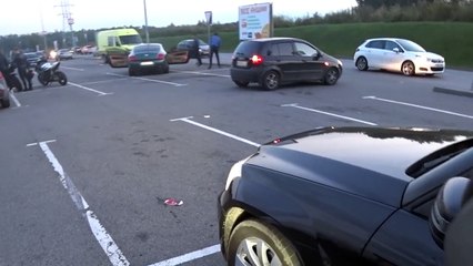 Russie : Un motard donne un petit coup de main à un conducteur d'une Bentley !