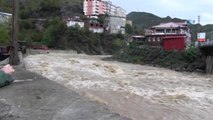 Artvin'de Şiddetli Yağış Etkili Oldu... Karayolu Sular Altında Kaldı