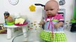 Aventuras de bebés en Mundo Juguetes, la muñeca bebé Lucía hace galletas de chocolate caseras