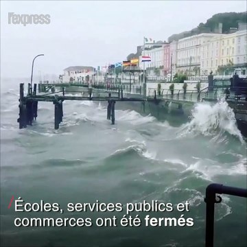 La tempête Ophelia s'abat sur l'Irlande, au moins 3 morts