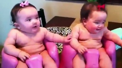 الغول عندما يحاول إضحاك توئم بنات في غاية الجمال ههههههههههههههه