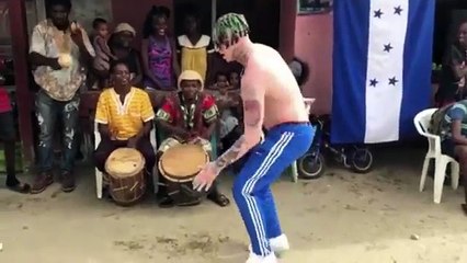 Bad Bunny Improvisando le tira a tu artista favorito   Lary Over Haciendo varias travesuras fuertes