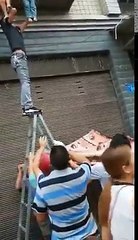 Balkonda asılı kalan çocuklar - acemikamera