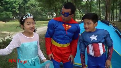 Frozen Elsa and Anna w/ Spiderman Fishing in a Lake - Câu Cá Khổng lồ của Joker Maleficent