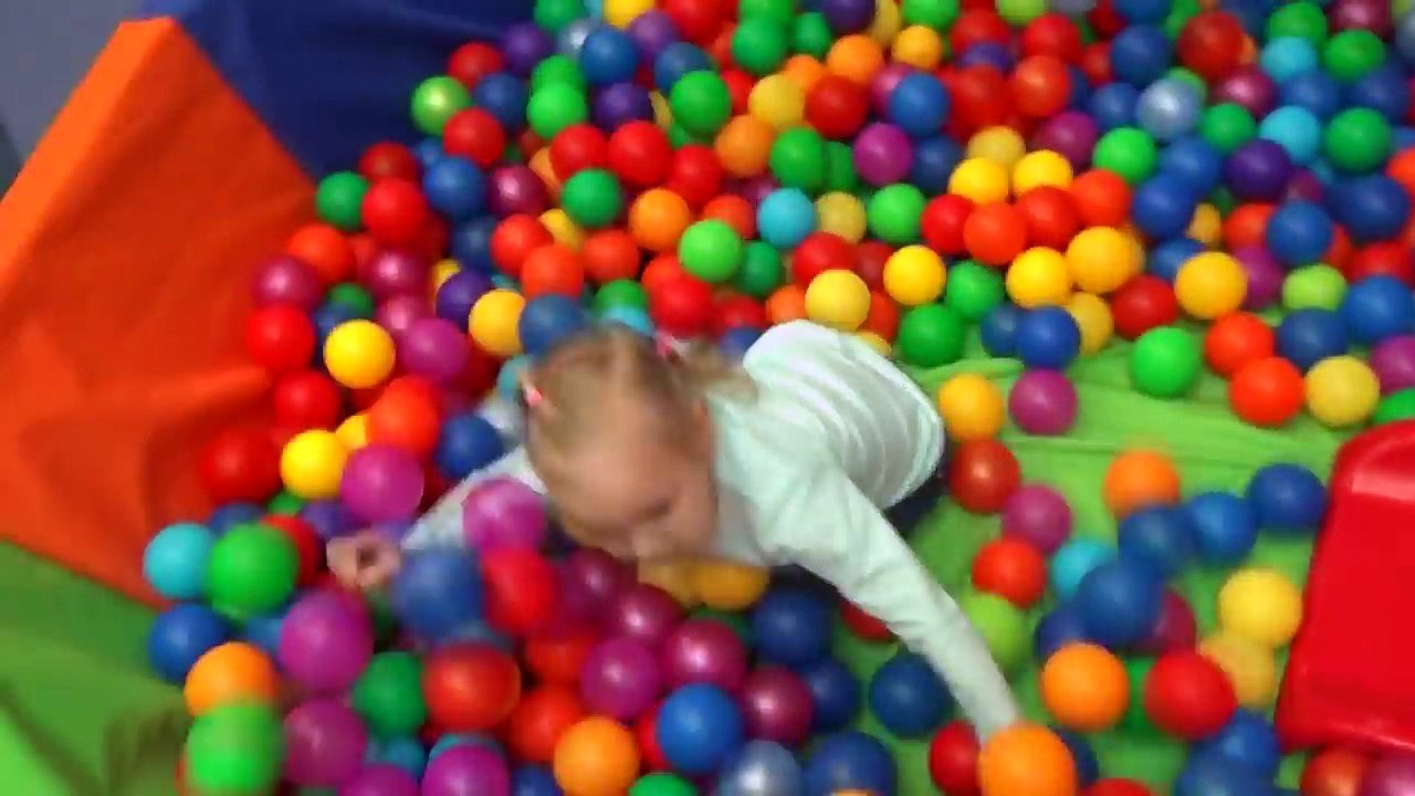 Алиса сильно УПАЛА и ударилась ГОЛОВОЙ Дети катаются с горки и едут в развлекательный центр