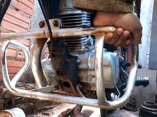 esgotando o óleo da moto Honda CG 125