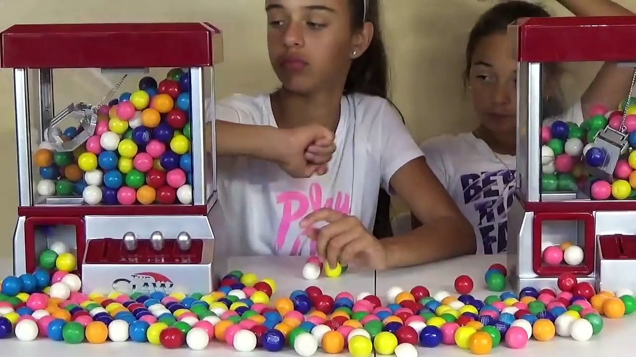 DUBBLE BUBBLE GUMBALL CLAW MACHINE Giant Jawbreaker Smash SOUR WARHEADS CHALLENGE Toys To See