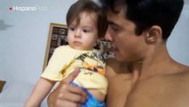 Papá arranca unas sonoras carcajadas a su hijo gracias a sus voces graciosas