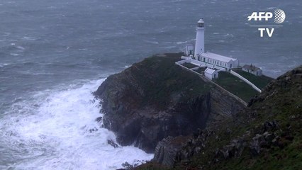 Tres muertos y miles sin electricidad por tormenta en Irlanda