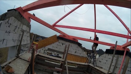 Cet ouvrier malchanceux évite la mort de peu..; Chute douloureuse!