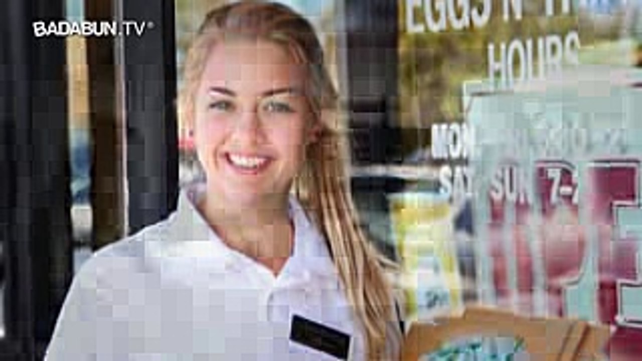 MESERA TRATÓ CON TODA AMABILIDAD A UN VAGABUNDO. CUANDO SE ENTERÓ QUIÉN ERA SE SOLTÓ EN LLANTO