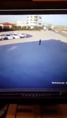 Po nisej me limuzinë për në dasmën e Labit, e shkel vetura në parking