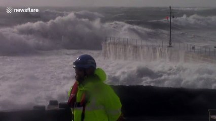 Скачать видео: Huge waves from storm Ophelia throw venomous jellyfish onto Cornish roads