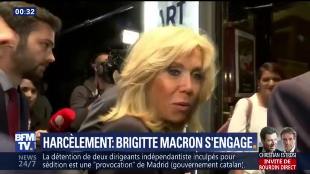 L'oeil de @salhiabrakhlia : Brigitte Macron au théâtre pour protester contre les violences sexuelles