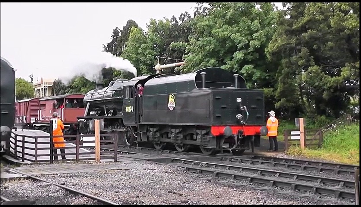 Locomotive à Vapeur Anglaise quitte la gare