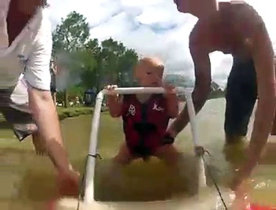 A 7-month-old baby skiing أشهرطفل يبلغ من العمر 7 أشهر التزلج