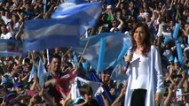 Kirchner pide frenar a Macri en cierre de campaña en Argentina