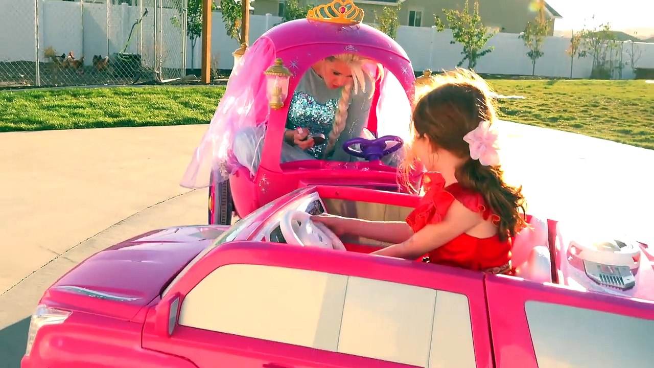 Frozen Elsa eats Elf on the Shelf vs Green Spiderman Doctor w/ Ariel and Baby Elsa Christmas Special