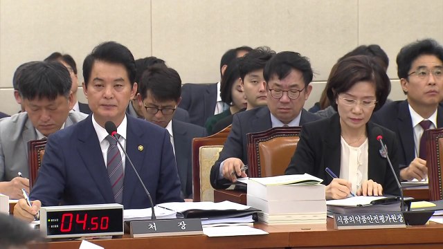 살충제 달걀·생리대 위해성 정부 대응 질타 / YTN