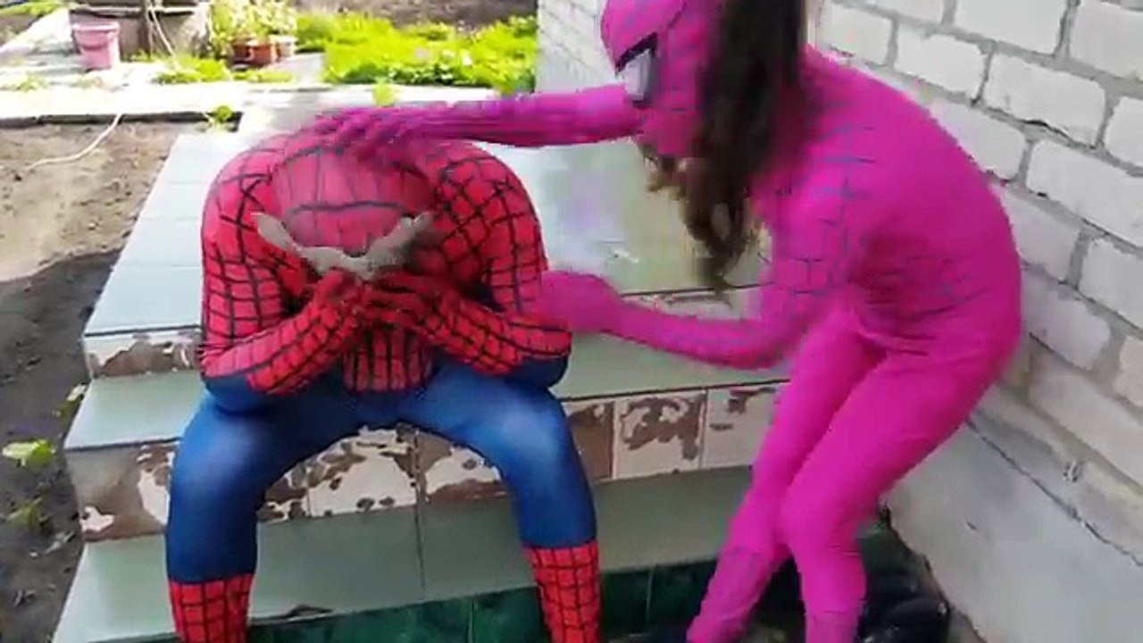 PREGNANT SPIDERGIRL vs CHUCKY! Розовый человек паук рожает страшного малыша Чаки? SCARY BABY TOYS