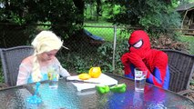 Pembe Örümcek Kız Her Eyes Kaybediyor! Real Life Spiderman, Dondurulmuş Elsa Superhero w /!
