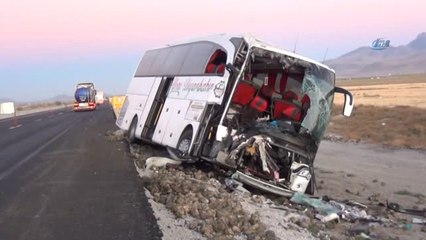 Yolcu Otobüsü Kamyona Çarptı: 1 Ölü, 20 Yaralı