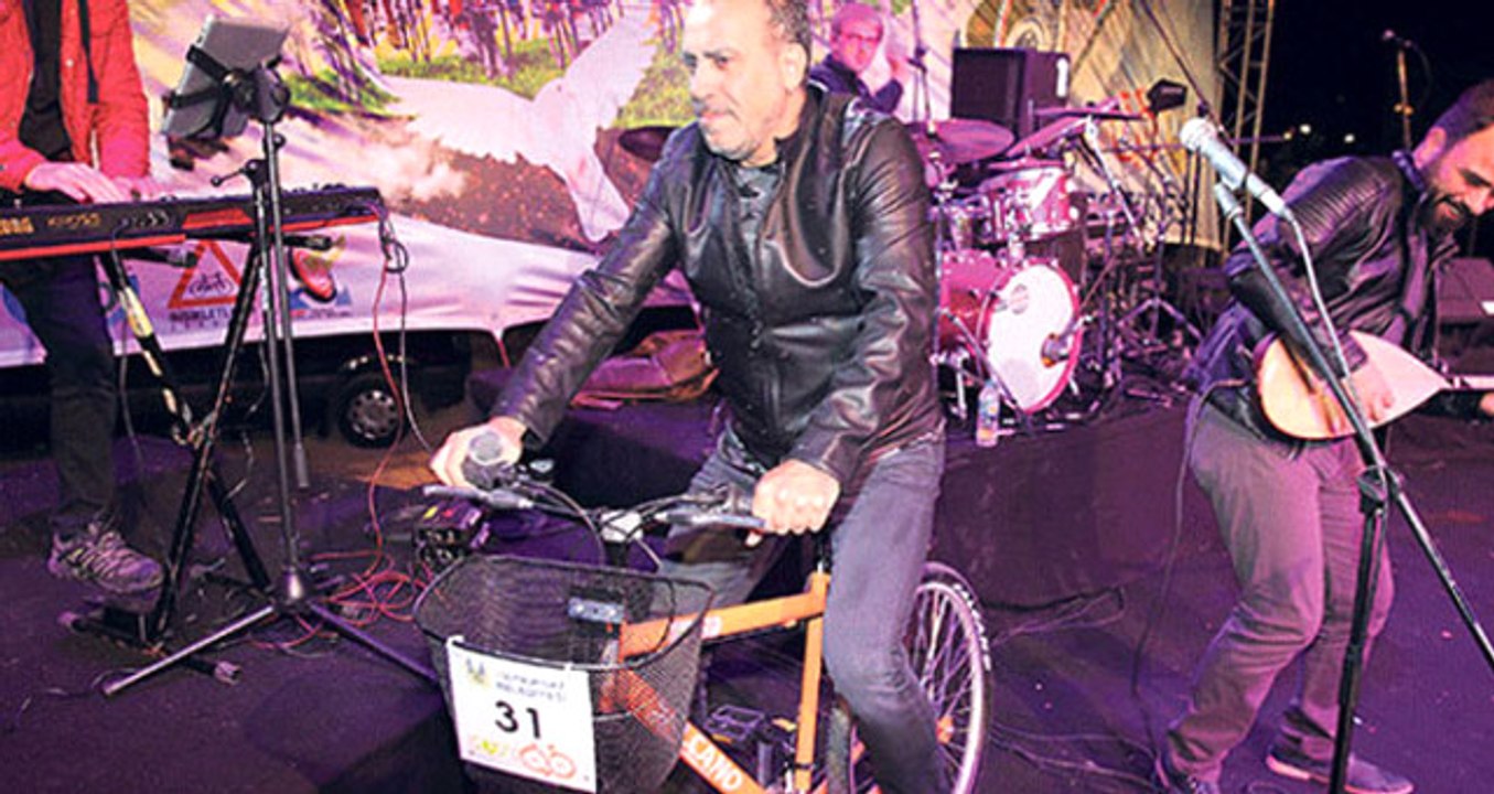 Haluk Levent, Konsere Bisikletle Girerek Bir Kez Daha Herkesi Şaşırtmayı Başardı