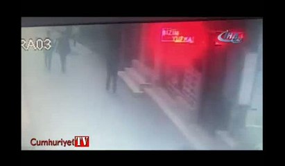 Dehşet anı kamerada: Boşanmak isteyen karısını böyle bıçakladı