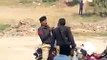 ویڈیو میں دیکھیں منڈی بہاؤالدین میں کس طرح پولیس والا طالب علم پر تشدد کر کے زبردستی تھانے لے کر جا رہا ہے