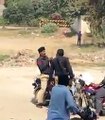 ویڈیو میں دیکھیں منڈی بہاؤالدین میں کس طرح پولیس والا طالب علم پر تشدد کر کے زبردستی تھانے لے کر جا رہا ہے