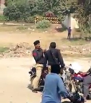 ویڈیو میں دیکھیں منڈی بہاؤالدین میں کس طرح پولیس والا طالب علم پر تشدد کر کے زبردستی تھانے لے کر جا رہا ہے