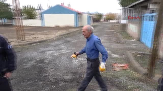 Erzurum 'Tapulu Arazim' Dedi Yolu Trafiğe Kapattı