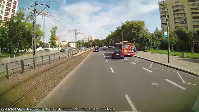 Ce chauffard double à toute vitesse par la droite et se prend un bus