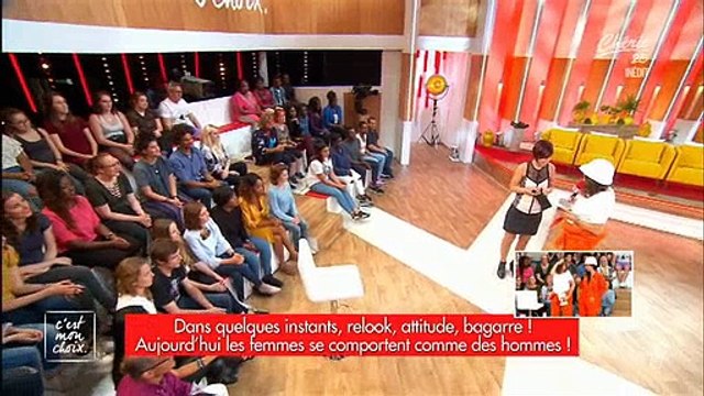 Une femme présente un accessoire très particulier à Evelyne Thomas dans C'est mon choix - Regardez