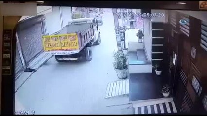 İneklerin Kavgasında Motosikletli Şahıs Yaralandı