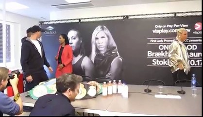 Znana pięściarka pocałowała rywalkę podczas face-to-face