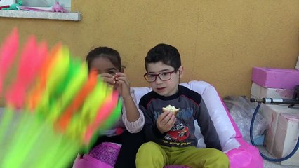 Işıldayan renkli su balonları Salih ve Esma balon patlatıp renkleri öğreniyor, oyuncak ve çocuk