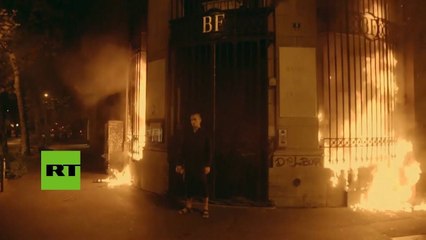 Un artiste russe met le feu à la Banque de France